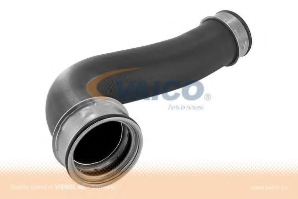 VAICO V10-2700 Трубка нагнетаемого воздуха для VOLKSWAGEN JETTA I (Фольксваген Жэтта и) VAICO V10-2700 Трубка нагнетаемого воздуха для VOLKSWAGEN JETTA I (Фольксваген Жэтта и)